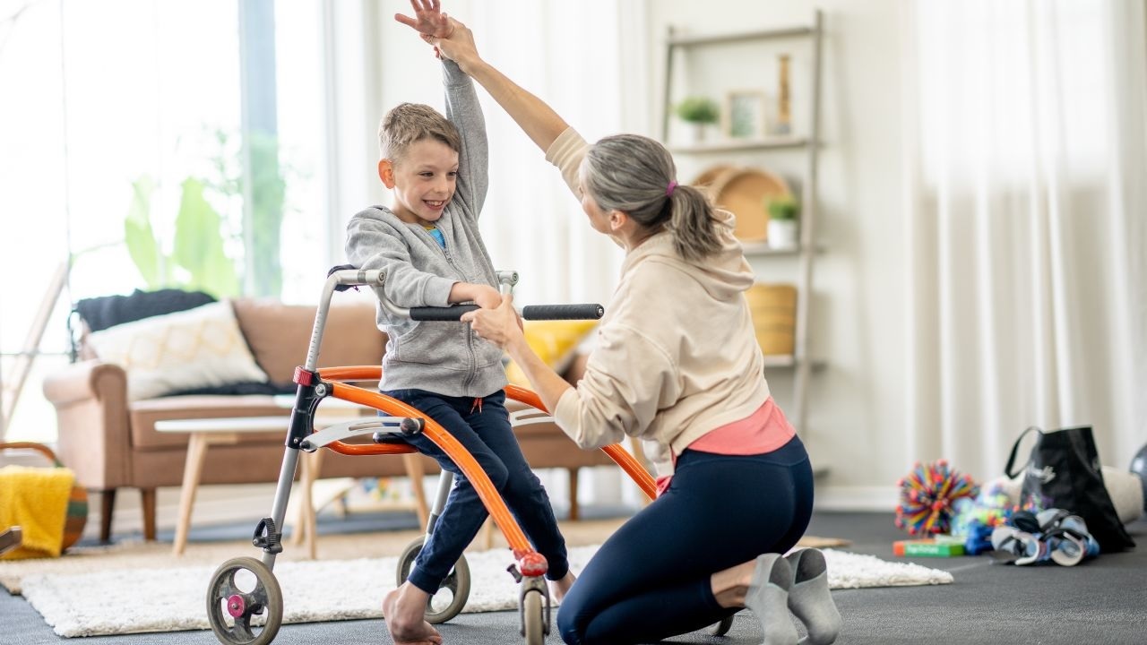 Dr. Mahnoor – Qualified Physiotherapist ( For Ladies and Children ) in Dera Ghazi Khan ڈیرہ غازی خان میں کوالیفائیڈ فزیو تھراپسٹ (خواتین اور بچوں کے لیے)